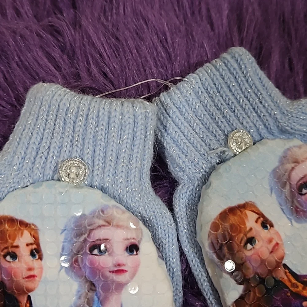 Anna & Elsa mittens and earrings set